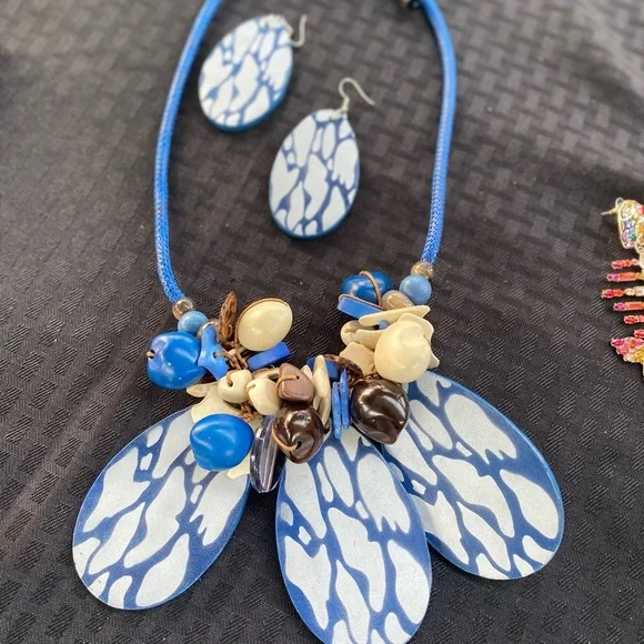 Hand beaded statement necklace. - Picture 3 of 6